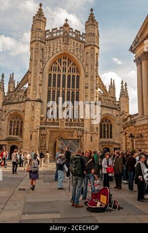 Bad Abtei und der Hauptbesuchereingang zum römischen Bäder im Abby Kirchhof in der römischen Stadt Bad in Großbritannien Stockfoto