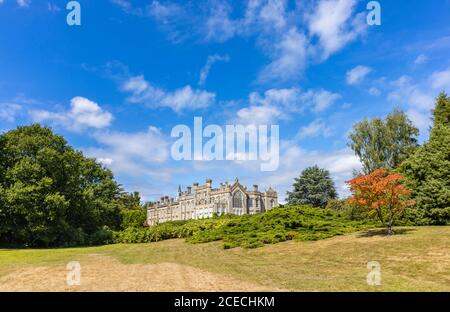 Sheffield Park House vom Sheffield Park Garden aus gesehen, einem informellen Landschaftsgarten von Capability Brown in East Sussex, in der Nähe von Haywards Heath, England Stockfoto