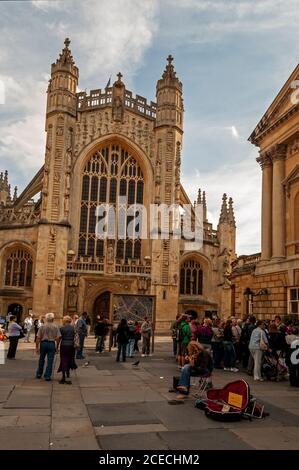 Bath Abbey und die römischen Bäder im Abby Kirchhof, Bath, Großbritannien Stockfoto