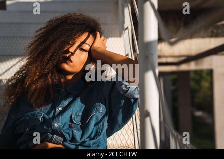 Afroamerikanische Frau schaut beiseite Stockfoto