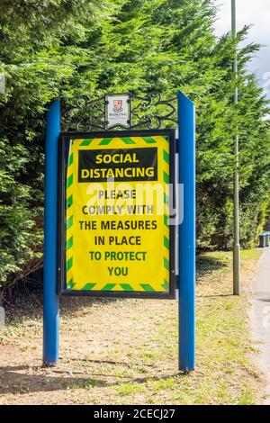 Die neue Normalität: Großes Straßenschild, Woking, Surrey, erinnert die Menschen an die Einhaltung der sozialen Distanzierungsregeln während der Conronavirus Covid-19 Pandemie Stockfoto