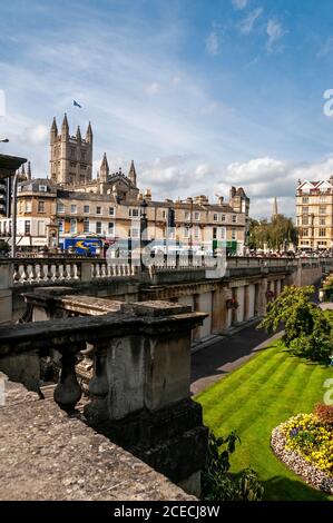 Die imposante Skyline der Türme der Abtei von Bath Parade Gärten in der römischen Stadt Bath in Somerset In Großbritannien Stockfoto