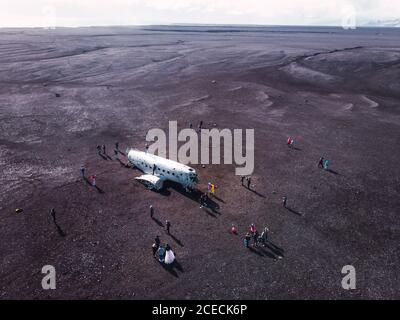 Blick von oben auf das abgestürzte Flugzeug in schwarzem Sand bei Vik, Island Stockfoto