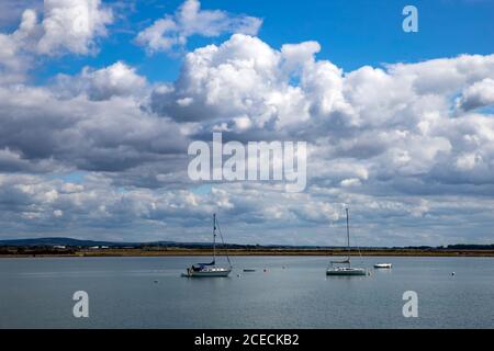 Boote in Langstone Harbour, Portsmouth, das östlich von Portsea Island liegt und ein beliebtes Naturschutzgebiet hat Stockfoto