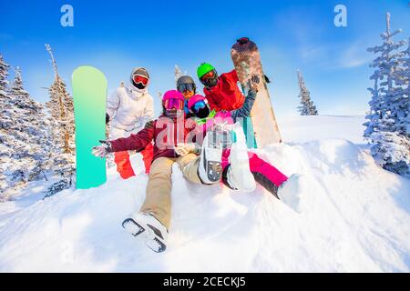 Gruppe glückliche Freunde Mann snd Frau Snowboarder und Skifahrer haben verrückten Spaß Skiort Winterwald Stockfoto