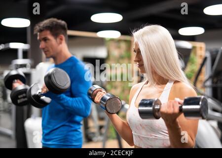 Mann und Frau trainieren im Fitnessstudio Stockfoto