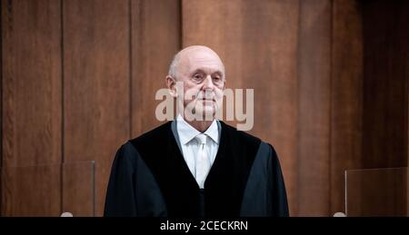 01. September 2020, Nordrhein-Westfalen, Duisburg: Der Vorsitzende Richter am Landgericht Duisburg, Joachim Schwartz, eröffnet den Prozess. Der Prozess gegen den gewaltsamen Tod einer 26-jährigen Frau beginnt am Landgericht Duisburg. Der Angeklagte ist ein 29-jähriger Mann, der seine Frau am 7. September 2019 nach einem Streit in der Duisburger Wohngemeinschaft erwürgt haben soll. Er soll die Leiche in einem Wald begraben haben, wo sie etwa drei Monate später von der Polizei gefunden wurde. Mutmaßlicher Hintergrund des Verbrechens: Die 26-jährige Frau soll ihren Mann verlassen wollen. Die Staatsanwaltschaft Stockfoto