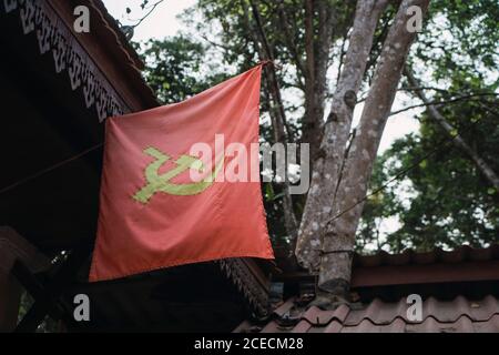 Hammer und Sichelfahne auf Haus Stockfoto