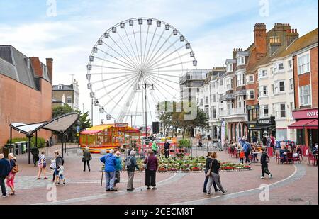 Montague Street Worthing mit Big Wheel am Meer West Sussex UK . Montague Street ist das Haupteinkaufsviertel der Stadt Stockfoto