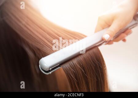 Konzept Laminierung, Heben. Keratin Recovery Haar und Protein-Behandlung Stapel mit professionellen Ultraschall-Eisen-Tool Stockfoto