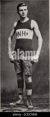 . Der New Hampshire College Monthly. Ditor des College Monthly.in militärischen Kreisen ist er High man, wobei Major des Bataillons. Manager Corson ist Mitglied der Gamma Theta Bruderschaft und der Senior Skulls. The New Hampshire College Monthly 81 CAPTAIN C. S. WRIGHT. Charles Shannon Wright, der Cap-tain dieser Saison Basketball-Team, kommt aus Portsmouth, wo hgraduated von der High School of that City. Er trat in die zweijährige Klasse des New Hampshire College, Abschluss in 1908, und dann enteredthe Klasse von 1910, unter der agrokulturellen Kurs. In den letzten beiden Saisons spielten Wrighthas Guarguar Stockfoto