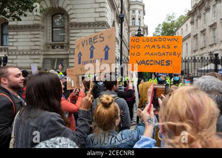 Plakate, die bei der Anti-Lockdown Demonstration in Whitehall, London, am 29. August 2020, abgehalten wurden Stockfoto