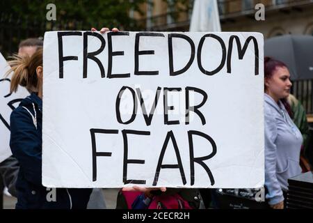 Plakat bei Anti-Lockdown Demonstration, Whitehall, London, 29. August 2020 Stockfoto