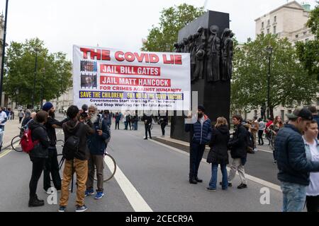 Protestbanner bei Anti-Lockdown Demonstration, Whitehall, London, 29. August 2020 Stockfoto