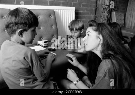 Bosnische Flüchtlinge an der St. Peter’s School in Northampton. 18. August 1992. Foto: Neil Turner Stockfoto