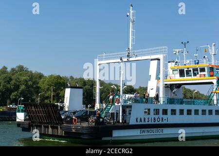 Swinousjscie, Polen - 15. August 2020:Autofähre auf der Meerenge zwischen Swinoujscie und Wolin Ilsand in Polen Stockfoto