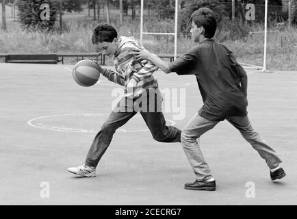 Bosnische Flüchtlinge an der St. Peter’s School in Northampton. 18. August 1992. Foto: Neil Turner Stockfoto