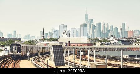 New York U-Bahn mit Manhattan Skyline im Hintergrund, farbiges Bild, USA. Stockfoto