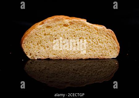 Hausgemachtes Brot. Backen zu Hause. Rundes Brot auf einem Holzbrett. Stockfoto