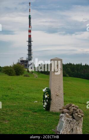 Sender Veľká Javorina und Grenzdenkmal an der Slowakisch-tschechischen Grenze in den Weißen Karpaten. Stockfoto