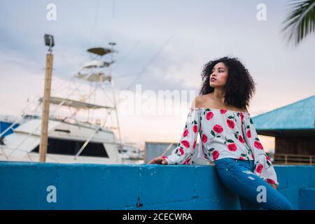 Ethnische Frau am Wasser der Stadt Stockfoto