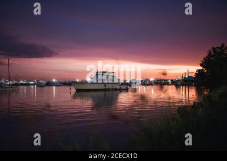 Stadthafen mit Yachten im Sonnenuntergang Stockfoto