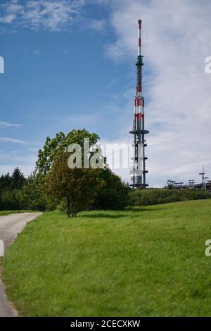 Telekommunikationsturm auf dem Berg Veľká Javorina an der slowakisch-tschechischen Grenze in den Weißen Karpaten. Stockfoto