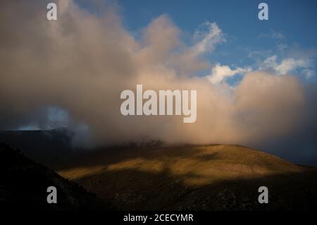 Wolken über einem Berg in den katalanischen Pyrenäen Stockfoto