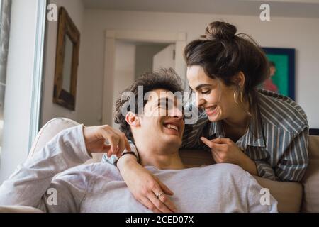 Fröhliches Paar mit Spaß auf der Couch Stockfoto