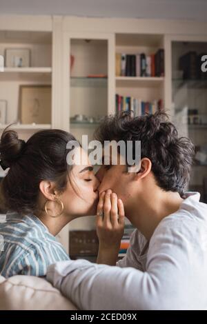 Paar Küssen auf sofa Stockfoto