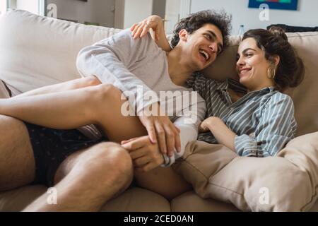 Fröhliches Paar mit Spaß auf der Couch Stockfoto