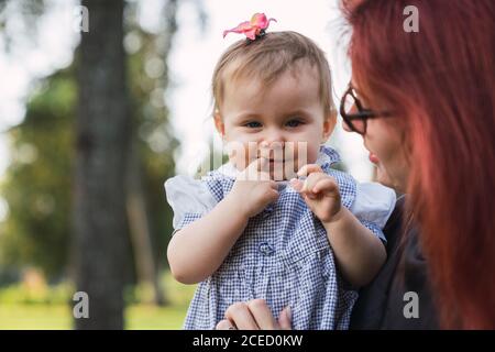 Frau halten baby Stockfoto