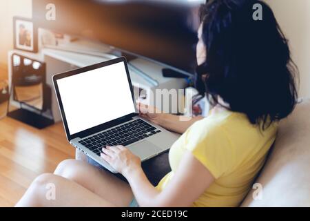 Mockup Bild von Geschäftsfrau mit und tippen auf Laptop Mit leerem weißen Bildschirm zu Hause Stockfoto