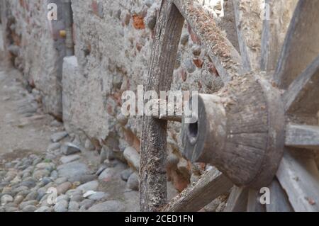 Nahaufnahme eines alten Holzrades eines Wagens Stockfoto