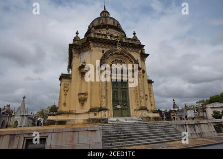 BUENOS AIRES, ARGENTINIEN - 4. MÄRZ 2019: Pantheon der Spanisch-Argentinischen Gegenseitigkeitsgesellschaft auf dem Friedhof La Chacarita. Stockfoto