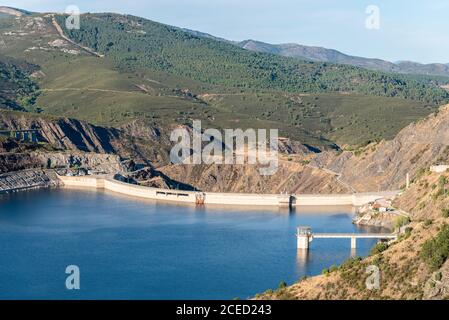 Der Atazar Stausee und Staudamm in der Bergkette von Madrid Stockfoto