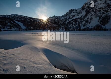 Schöne Landschaft von Devero Alpes mit den Lichtern des Sonnenuntergangs Stockfoto