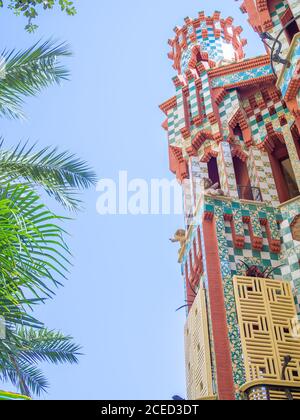 BARCELONA, SPANIEN-1. AUGUST 2020: Detail Fassade der Casa Vicens, entworfen von Antoni Gaudi Stockfoto