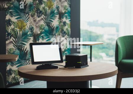 Blank Monitor und kleine Systemeinheit des modernen PC stehend Auf Holztisch in stilvollem Raum in Singapur Stockfoto