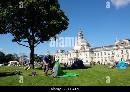 Cardiff, Wales, Großbritannien - Dienstag, 1. September 2020 - Extinction Rebellion ( XR ) die Demonstranten beginnen vor dem Rathaus von Cardiff ein Camp zu schlagen, um sich auf eine Woche der Proteste gegen den Klimawandel und die Zukunft der Gesellschaft vorzubereiten. Foto Steven May / Alamy Live News Stockfoto