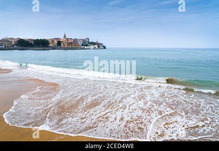 Landschaft von Gijon Strand in Asturien mit der Kirche Bereich im Hintergrund. Stockfoto