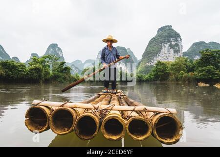 Chinesische Dorfbewohner Rafting auf dem Fluss Quây Son Stockfoto