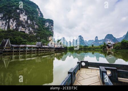 Holzfußboden über dem Fluss Quây Son Stockfoto