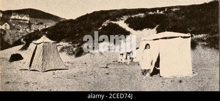 . Raymond, oder Leben und Tod : mit Beispielen für das Überleben der Erinnerung und Zuneigung nach dem Tod. ERSTE AUSGABE DES SANDBOOTS (1906) BEI WOOLACOMBEWITH ALEC AN BORD. 253 die Jungen zogen es in Stücke und machten ein kleineres Zelt aus den Resten, diesmal mit nur einer Kammer, und seine Form war jetzt etwas loppseitig. Ich hatte beim Hören der Abschrift das Gefühl, dass Raymonds Bedenken hatte, ob er von der ersten oder der zweiten Stufe dieses Zeltes sprach. Was das Sandboot, es war eine Sache, die sie li Stockfoto