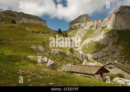 Die Tour d'Ai und die Tour de Mayen über der Schutzhütte von Mayen, Schweiz Stockfoto