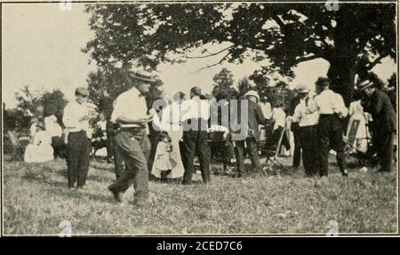 . Umfrage zur ländlichen Lebenswelt in Ohio. 'Landeskirchen der Unterscheidung'. UERMANTOWX LWITED BRETHREN KIRCHE Dalton Presbyterian Kirche, Wayne County im Jahr 1909 wurde eine Bruderschaft organisiert. Seit dieser Zeit ist das von den Männern dieser Kirche herausgehochenes Arbeiten. Als eines der Mitglieder an Typhus erkrankt war, streckte die Bruderschaft seinen Weizen aus und Schnitt und spelte sein Getreide. Sie zahlten die Arztrechnung für eine 39. ESSEN WASSERMELONE BEI DER DALTON PRESBYTERIANSUNDAY SCHULE PICKNICK Junge, der sein Bein gebrochen hatte. Die Männer der Bruderschaft wirken als Ansinner bei den Gottesdiensten. Die Dekoration der Kirche fürKindertag Stockfoto