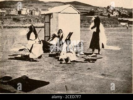 . Raymond, oder Leben und Tod : mit Beispielen für das Überleben der Erinnerung und Zuneigung nach dem Tod. GROSSES DOPPELKAMMERZELT IN SEINER ERSTEN FORM (190.5) (GEBAUT IN MARIEMONT UND NACH WOOLACOMBE GEBRACHT). DAS ZELT IN SEINER ZWEITEN FORM (1906) BESTEHT AUS DEN ÜBERRESTEN DER ERSTEN BEIDEN BEWEISSITZUNGEN 251 [siehe Fotos von zwei Formen dieses Zeltes.] nun zeigt er etwas ganz oben drauf. Jetzt zeigt er Feda eine Yacht, ein Boot mit weißen Segeln. Jetzt geht er wieder zum Tententagwieder zurück. Das erhöhte Land ist auf der Rückseite des Zeltes, gut zurückgestellt. Es gibt nicht einmal ein Aufstehen, aber ich Stockfoto