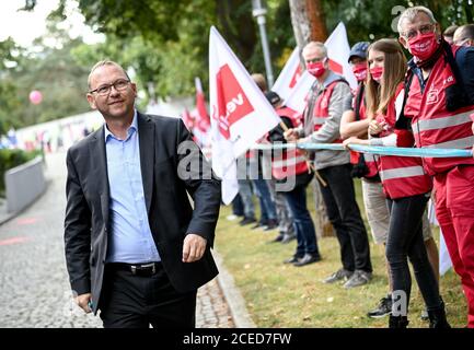 Potsdam, Deutschland. September 2020. Frank Werneke, Vorsitzender von Verdi, kommt zum Start der Tarifverhandlungen 2020 im öffentlichen Sektor auf Bundes- und kommunaler Ebene. Quelle: Britta Pedersen/dpa-Zentralbild/dpa/Alamy Live News Stockfoto