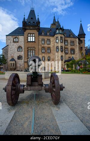 Wernigerode, Deutschland. August 2020. Auf der Terrasse des Schlosses Wernigerode steht eine historische Kanone. Die Schlossgärten sind Teil des Netzwerks 'Gartenträume - Historische Parks in Sachsen-Anhalt', das in diesem Jahr sein 20-jähriges Bestehen feiert. Quelle: Klaus-Dietmar Gabbert/dpa-Zentralbild/ZB/dpa/Alamy Live News Stockfoto