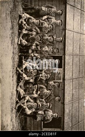 . Raymond, oder Leben und Tod : mit Beispielen für die Beweise für das Überleben der Erinnerung und Zuneigung nach dem Tod. Ist vollständig im Freien, undRaymond steht im Hinterteil von zwei Reihen. Er ist der zweite von links, der große in der Mitte ist sein Freund-Leutnant-Fall, und neben ihm steht Herr Ventris (siehe S. 279). Es ist wieder Glück, dass dieses Foto nicht zufällig das war, das uns geschickt wurde; denn wir sollten die Beschreibung hoffnungslos falsch eingeschüchtert haben. SUMMARYKonklusiver Hinweis von O. J. L. hinsichtlich des Beweiswertes der gesamten Kommunikation, wird beobachtet, dass es somet Stockfoto